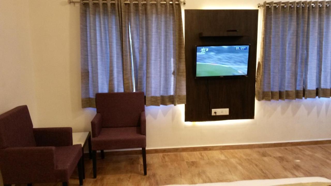 Hotel Aditya Talala Luaran gambar