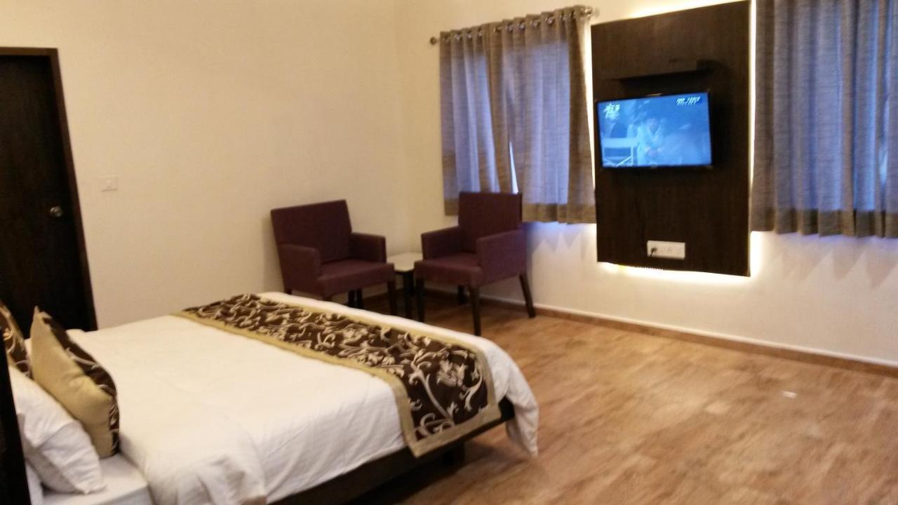 Hotel Aditya Talala Luaran gambar