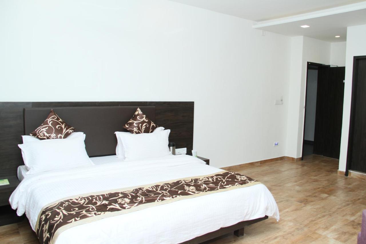 Hotel Aditya Talala Luaran gambar
