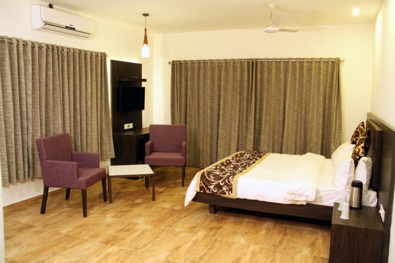 Hotel Aditya Talala Luaran gambar